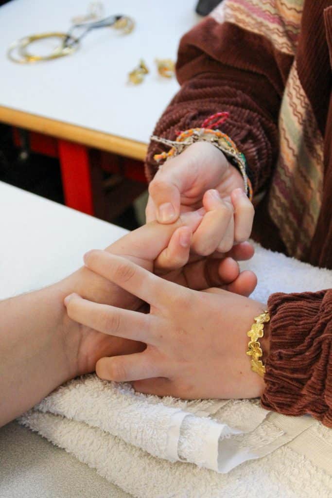 Les élèves ont participé à différents ateliers, notamment celui autour du massage des mains.