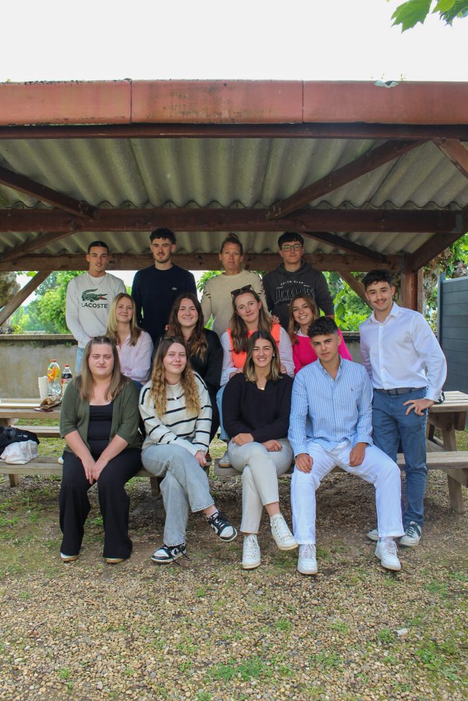 Les étudiants du BTS NDRC autour d’un buffet de fin d’année au lycée Saint Joseph