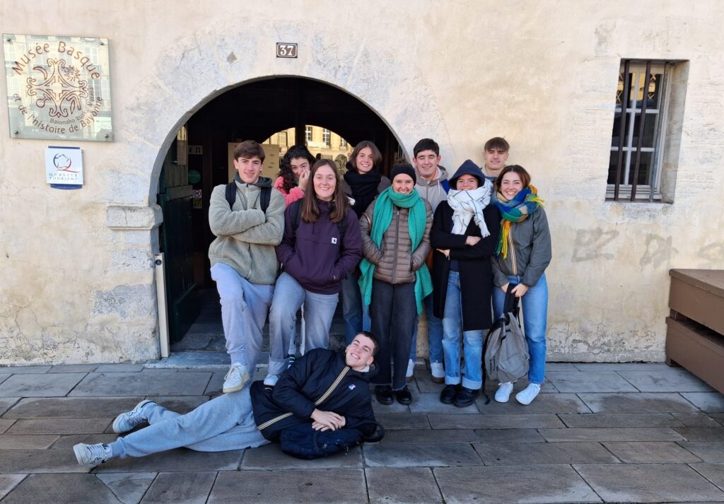 Les élèves de Première et Terminale LLCR basque ont découvert le Musée Basque de Bayonne.