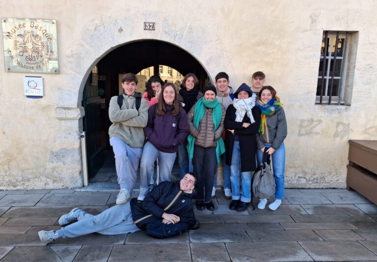 Les élèves de Première et Terminale LLCR basque ont découvert le Musée Basque de Bayonne.