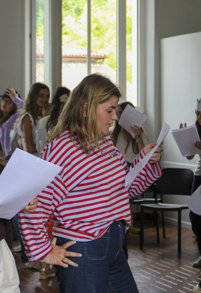Les élèves de spé LLCE Anglais en plein atelier théâtre.