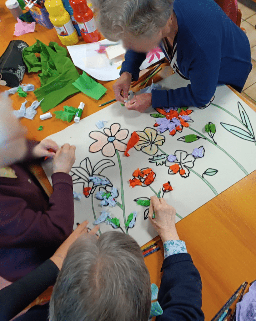 Les résidents en train de faire les ateliers.