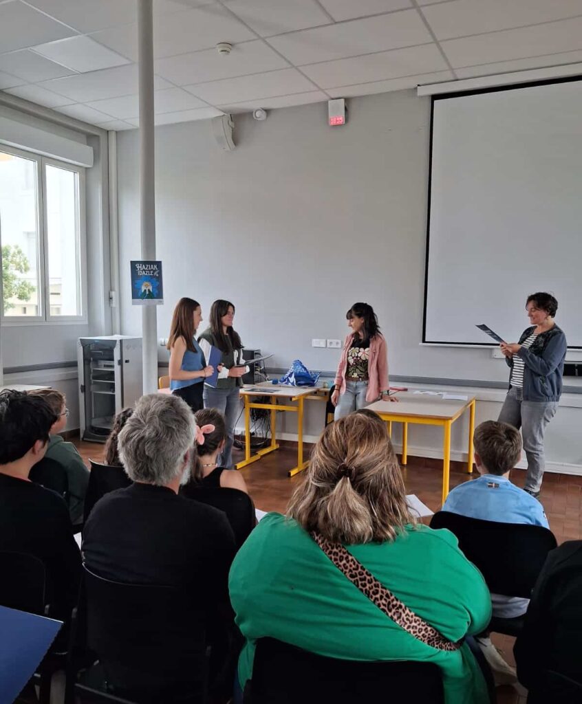 Les élèves bilingues de première de la spécialité basque (LLCR Euskara) ont participé au concours d’écriture organisé par l’association Euskal Haziak.