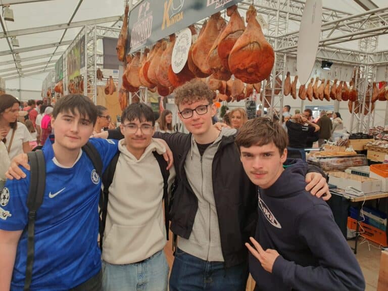 Les élèves sont allés à la foire a jambon.