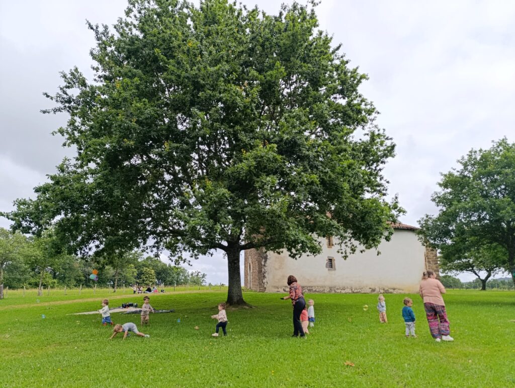 Les enfants s'amusent à la chapelle de Jatxou.